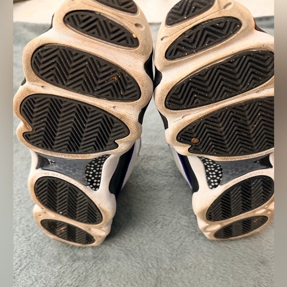 Jordan Kids Black and White Sneakers with Purple Accents - Picture 4 of 6